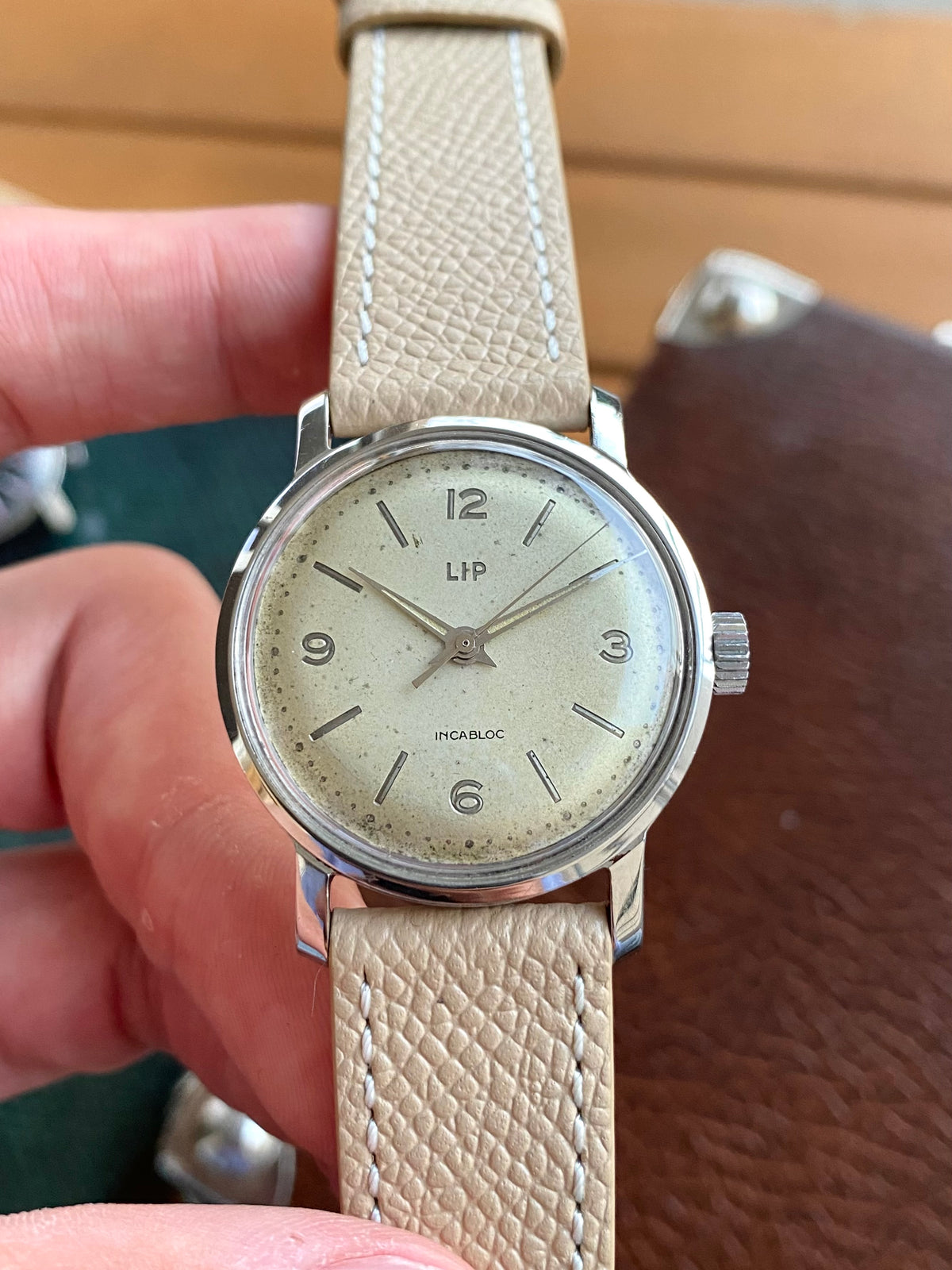 LIP France R23 Ivoire - Montre Vintage Mécanique Patinée Acier - 1960