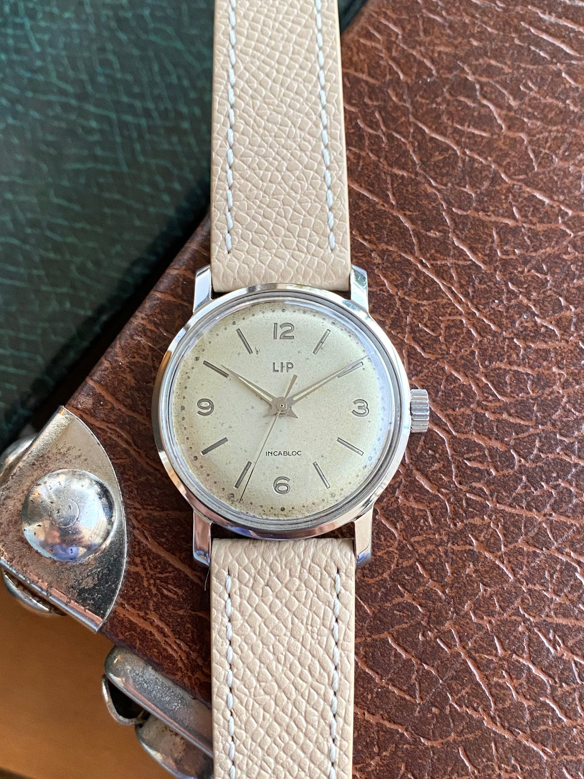 LIP France R23 Ivoire - Montre Vintage Mécanique Patinée Acier - 1960