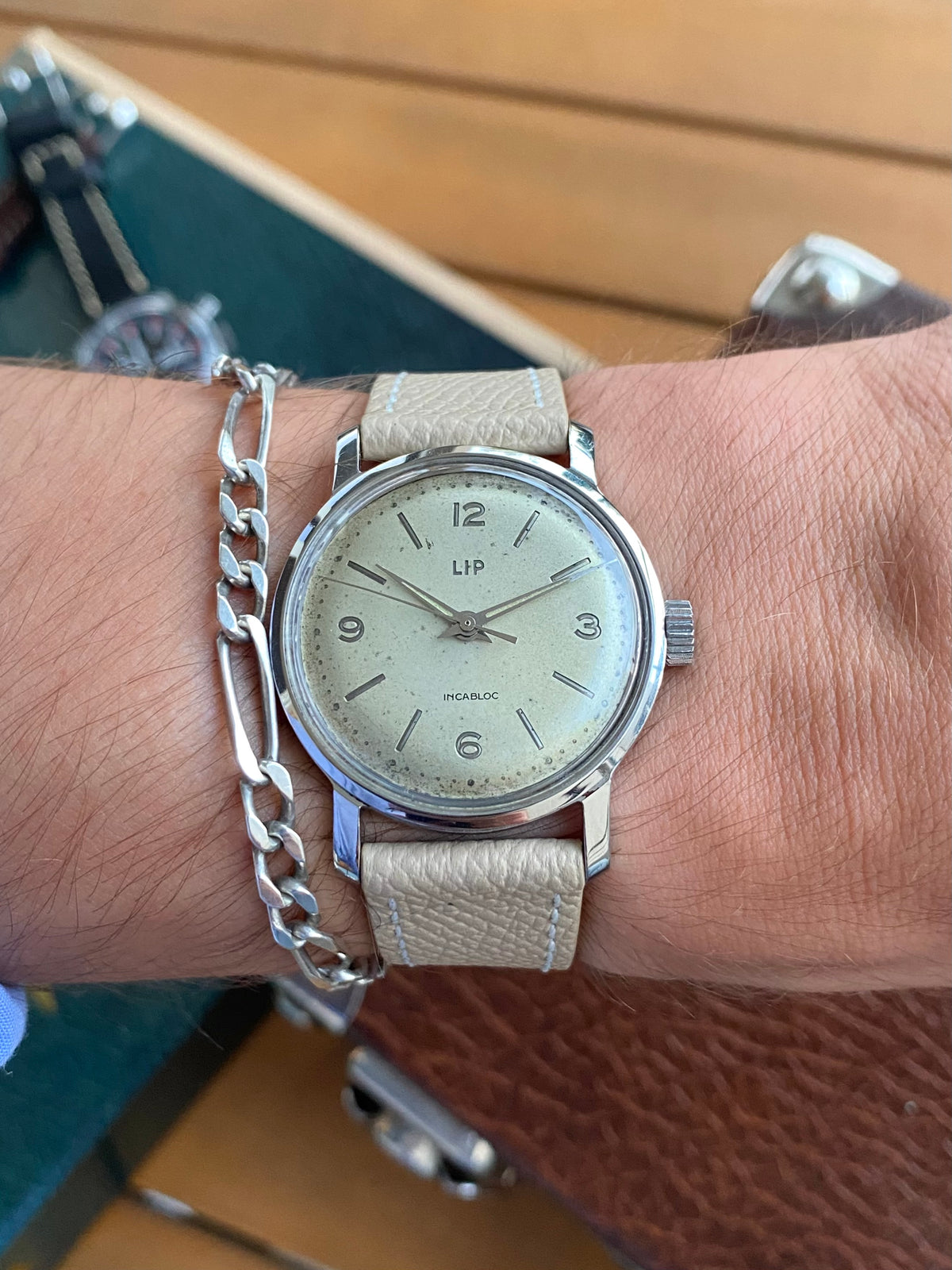 LIP France R23 Ivoire - Montre Vintage Mécanique Patinée Acier - 1960