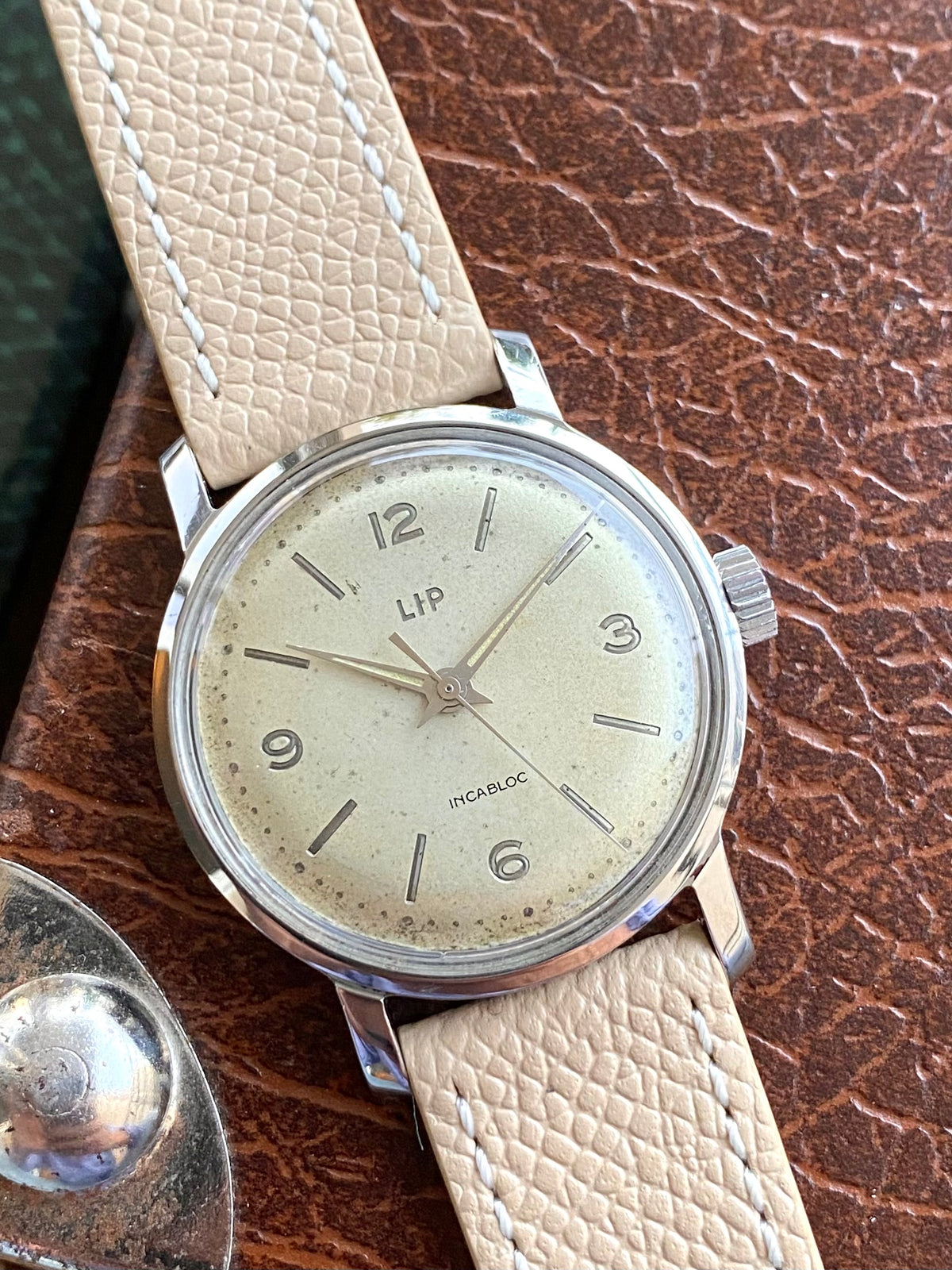 LIP France R23 Ivoire - Montre Vintage Mécanique Patinée Acier - 1960