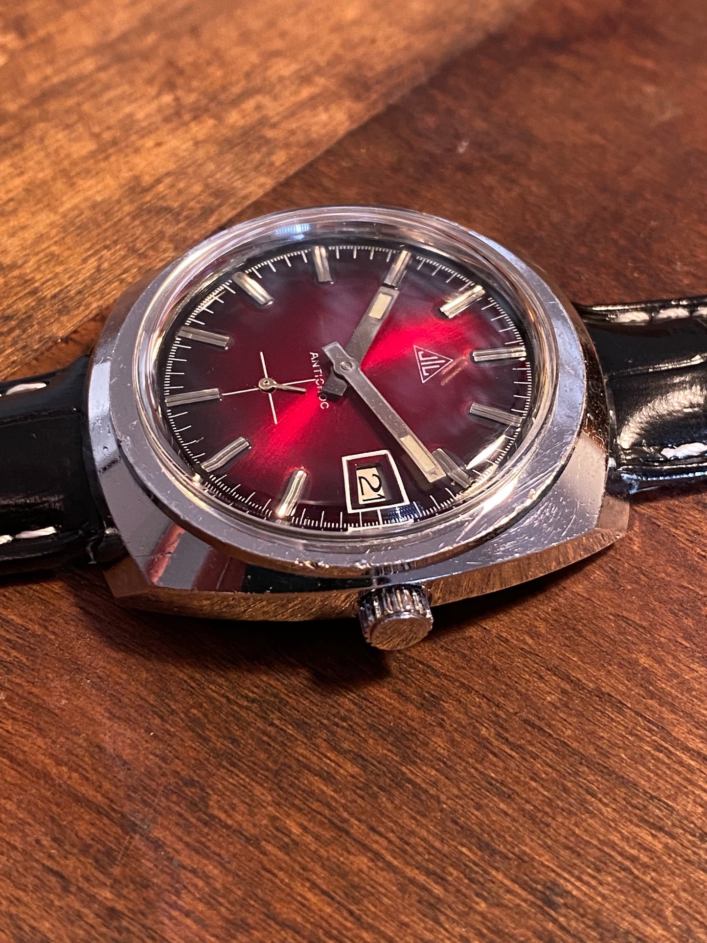JIL Montre Vintage Mécanique Cadran Rouge 1970