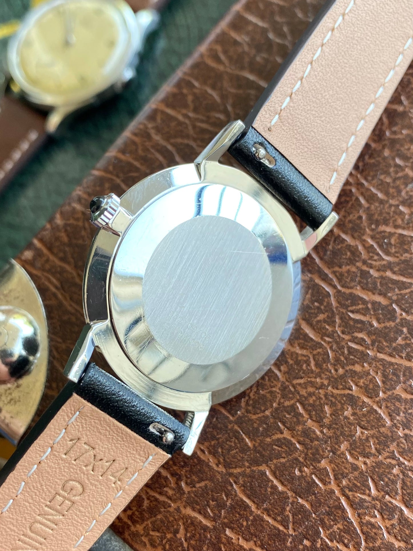 Universal Genève Extra-Plate Montre Vintage Mécanique Cadran Noir Cal. 42 Ref. 842109 - 1960