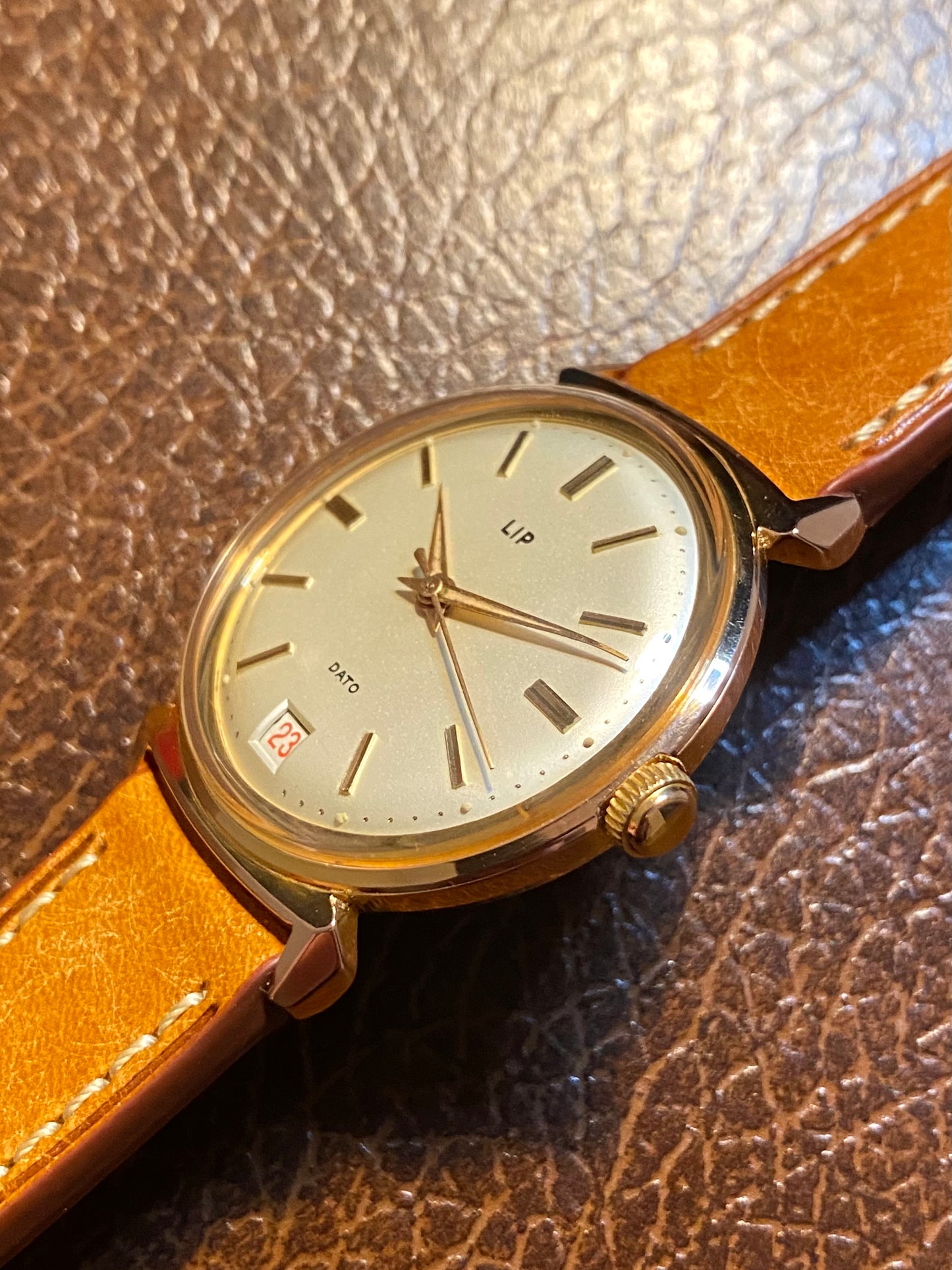 LIP Dato Bull-Horn R23c France - Montre Vintage Mécanique Plaqué Or 1960