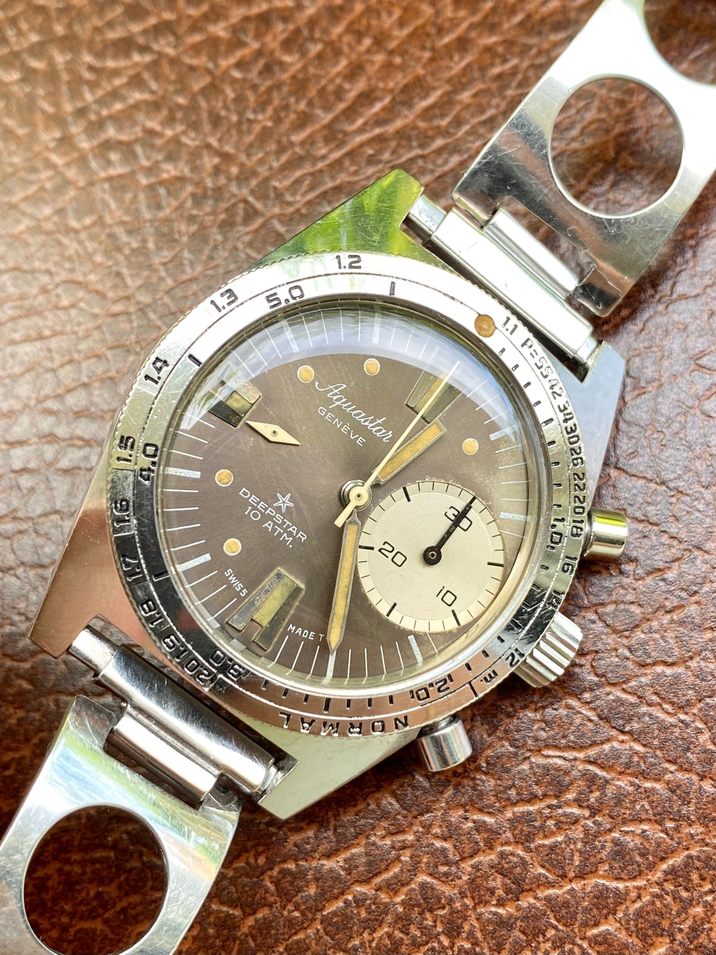 Aquastar Deepstar 10ATM Genève - Montre Vintage Chronographe Valjoux 23 Diver Big Eye - 1960