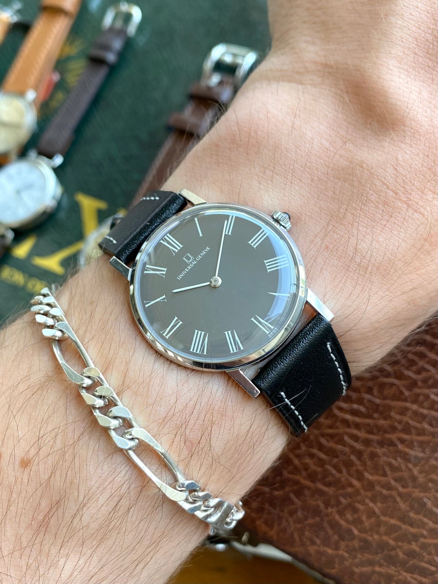 Universal Genève Extra-Plate Montre Vintage Mécanique Cadran Noir Cal. 42 Ref. 842109 - 1960